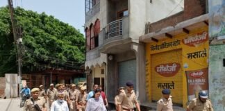 त्योहारों के मद्देनजर जिलाधिकारी और एसपी ने सुरक्षा व्यवस्थाओं का लिया जायजा