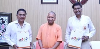 मुख्यमंत्री योगी आदित्यनाथ से शुक्रवार को उनके सरकारी आवास पर पूर्व भारतीय क्रिकेटर सुनील गावस्कर एवं श्रीनिवास, सांई ट्रस्ट, मुम्बई ने शिष्टाचार भेंट की।