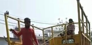 खबर का शीर्षक सांड के हमले से ग्रामीणों में दहशत