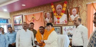 सूर्या ग्रुप के एमडी डॉ उदय से सम्मान पाकर पालिका अध्यक्ष जगत जायसवाल ने किया आभार व्यक्त