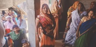 छत के कुंडे से लटकता मिला अधेड़ का शव, जांच में जुटी पुलिस.