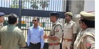 डीएम एसपी ने किया पोलिंग बूथ का निरीक्षण