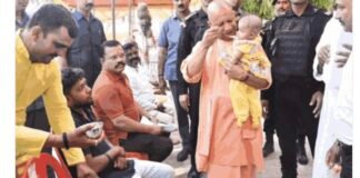 बाल श्रद्धालु को देख रुक गए सीएम योगी, पूछा हालचाल