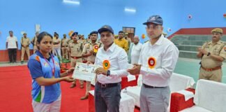 कुश्ती से लेकर आर्म रेसलिंग तक: डीआईजी ने बांटे पुरस्कार।