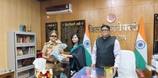 महिला दिवस पर लेडी सिंघम का सम्मान: डीएम रवीश गुप्ता ने पत्नी संग थाना अध्यक्ष शालिनी सिंह को किया सम्मानित। बस्ती: अंतरराष्ट्रीय महिला दिवस के अवसर पर बस्ती जिले में एक खास आयोजन ने सबका ध्यान खींचा।