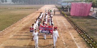 नारी सम्मान, सुरक्षा का संकल्प: अंतर्राष्ट्रीय महिला दिवस पर कुशीनगर पुलिस की जागरूकता रैली कुशीनगर, शनिवार अंतर्राष्ट्रीय महिला दिवस के अवसर पर पुलिस अधीक्षक कुशीनगर के निर्देशन में रिजर्व पुलिस लाइन से एक जागरूकता रैली निकाली गई। इसका उद्देश्य महिलाओं के अधिकारों और सुरक्षा के प्रति जनजागरूकता फैलाना था।