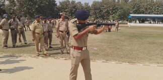 दंगाइयों से निपटने को पुलिस कर्मियों ने किया पूर्वाभ्यास -पुलिस लाइन परिसर में कर्मियों को दिया प्रशिक्षण -दंगा निरोधक उपकरणों का किया गया पूर्वाभ्यास -शांति एवं सुरक्षा-व्यवस्था बनाए रखने के लिए कराया अभ्यास -आगामी त्यौहारों को लेकर एसपी ने दिए दिशा-निर्देश