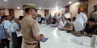 समाधान दिवस: जिलाधिकारी और डीसीपी पश्चिम ने जनता की सुनी फरियाद, त्वरित न्याय का वादा।