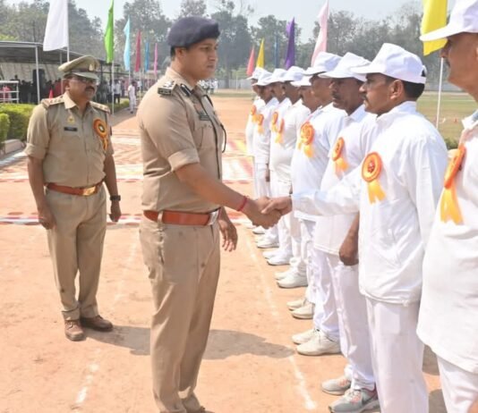 खेल और शक्ति का संगम: कुशीनगर में पुलिस अधीक्षक ने दी द्वितीय अंतर जनपदीय प्रतियोगिता को हरी झंडी।