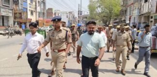 खलीलाबाद में जिलाधिकारी और पुलिस अधीक्षक की संयुक्त गश्त: त्योहारों के लिए शांति और सुरक्षा सुनिश्चित।