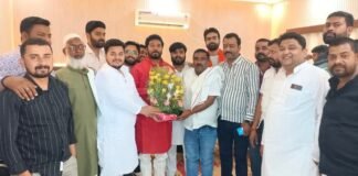 पूर्व विधायक जय चौबे और युवा समाजसेवी दानिश खान ने बांटी खुशियां।