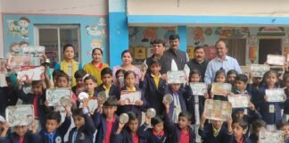 सूर्या सीनियर सेकेंडरी स्कूल खलीलाबाद में वार्षिकोत्सव कार्यक्रम में प्रतिभाग करने छात्र-छात्राएं हुए पुरस्कृत।