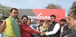 पल्सर मेनिया का रोमांच, विधायक ने फीता काटकर की शुरुआत”।