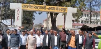 वकीलों का सड़क पर हुंकार, कानून मंत्री घेरे में।