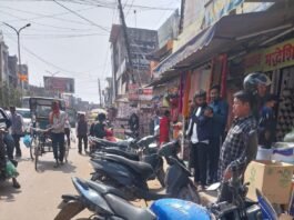 सोनौली में जाम का जंजाल: दुकानों के सामने गाड़ियां बनीं मुसीबत, कार्रवाई का इंतजार!