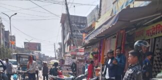 सोनौली में जाम का जंजाल: दुकानों के सामने गाड़ियां बनीं मुसीबत, कार्रवाई का इंतजार!