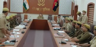 पासपोर्ट सत्यापन में देरी पर सख्ती गोरखपुर । गोरखपुर में पासपोर्ट सत्यापन प्रक्रिया को तेज और पारदर्शी बनाने के लिए वरिष्ठ पुलिस अधीक्षक डॉ. गौरव ग्रोवर ने पुलिसकर्मियों को कड़ा संदेश दिया है। लापरवाही और अनावश्यक देरी को गंभीरता से लेते हुए उन्होंने सख्त कार्रवाई की चेतावनी दी है।