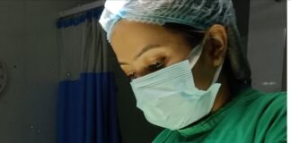 डॉ. बर्मन की टीम ने घंटे में की जटिल सर्जरी, ऑपरेशन के बाद मरीज स्वस्थ। पिपराईच रोड स्थित कमला अस्पताल, पादरी बाजार में एक चिकित्सा टीम ने एक और चमत्कारिक सफलता हासिल की है। डॉ. एम.डी. बर्मन और उनकी विशेषज्ञ टीम ने एक जटिल सर्जरी को मात्र चंद घंटे में सफलतापूर्वक अंजाम दिया, जिसके बाद मरीज पूरी तरह स्वस्थ हो गया।