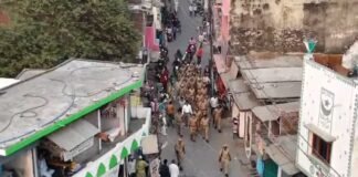 एसएसपी ने पिपराइच में किया फ्लैग मार्च, ड्रोन से निगरानी।