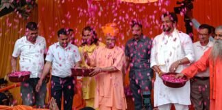 भक्ति और रंगों का संगम: सीएम योगी ने भक्त प्रहलाद की शोभायात्रा में बरसाए फूल।