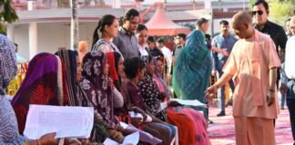CM योगी के दौरे का तीसरा दिन – गोरखनाथ मंदिर में जनता दर्शन, दूर-दूर से आए फरियादियों की सुनीं समस्याएं, अधिकारियों को त्वरित समाधान के निर्देश