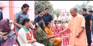 सीएम योगी ने गोरखनाथ मंदिर में लगाया जनता दर्शन, फरियादियों की समस्याओं का त्वरित समाधान के दिए निर्देश।