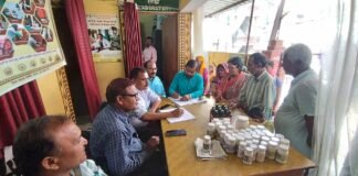 जन आरोग्य मेला: स्वास्थ्य सेवाओं का लाभ उठाते संत कबीर नगर के मरीज, बुखार से लेकर मलेरिया तक की हुई जांच।