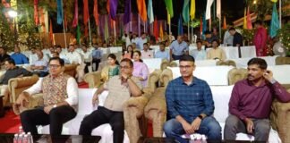 गोरखपुर में पुलिस का रंगोत्सव: थानों पर जवानों ने खेली होली, पुलिस लाइन में अधिकारियों ने फूलों संग मनाया त्योहार ड्यूटी के बाद रंग में रंगी गोरखपुर पुलिस: थानों पर जवानों की मस्ती, पुलिस लाइन में फूलों की होली