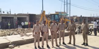 अवैध कब्जे पर बुलडोजर का कहर: एनएचएआई ने तेनुआ टोल प्लाजा के अतिक्रमण को किया ध्वस्त।