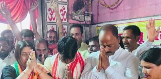 ऐतिहासिक स्वागत के साथ नई शुरुआत: बाबा तामेश्वर नाथ की धरती पर नवनियुक्त जिला अध्यक्ष नीतू सिंह का जोरदार अभिनंदन, जिला पंचायत अध्यक्ष बलिराम यादव ने समर्थकों संग बांधा समां।