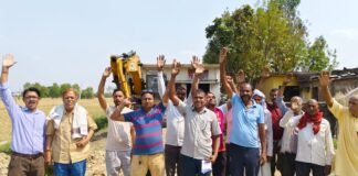 लोहरैया कुरी मार्ग निर्माण पर मुआवजे की मांग: ग्रामीणों ने प्रशासन पर लगाए गंभीर आरोप, किया जोरदार प्रदर्शन।