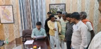 एनएचएआई के अतिक्रमण हटाओ अभियान का विरोध, दुकानदारों और किसानों ने डीएम से लगाई मुआवजे की गुहार