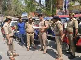 कुशीनगर में सड़क सुरक्षा और नियमों का सख्ती से पालन: ई-रिक्शा चालकों के सत्यापन अभियान में पुलिस अधीक्षक संतोष कुमार मिश्र की सक्रियता, बिना दस्तावेज और नाबालिग चालकों पर कार्रवाई तेज।