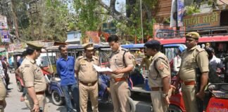 कुशीनगर में सड़क सुरक्षा और नियमों का सख्ती से पालन: ई-रिक्शा चालकों के सत्यापन अभियान में पुलिस अधीक्षक संतोष कुमार मिश्र की सक्रियता, बिना दस्तावेज और नाबालिग चालकों पर कार्रवाई तेज।