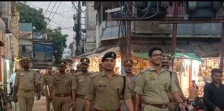 अलविदा की नमाज़ के लिए गोरखपुर पुलिस अलर्ट: एसपी सिटी ने की पैदल गश्त, धर्मगुरुओं को दिया सुरक्षा का भरोसा, सोशल मीडिया पर सख्त नज़र।