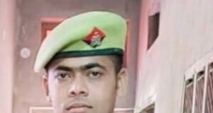 रक्षक से शिक्षक तक: ड्यूटी के बाद बच्चों का भविष्य संवारते कॉन्स्टेबल योगेश।