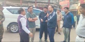 महापौर और नगर आयुक्त ने लिया मार्ग का जायजा।