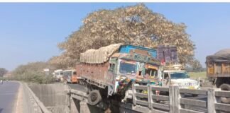 मगहर में टूटे पुल पर ट्रक लटका, घंटों की मशक्कत के बाद निकाला गया