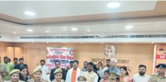 महिला शक्ति का सम्मान, सशक्तिकरण की नई पहचान। अंतर्राष्ट्रीय महिला दिवस के अवसर पर संतकबीर नगर के कलेक्ट सभागार में एक भव्य महिला सम्मान समारोह का आयोजन किया गया। इस कार्यक्रम में जिलाधिकारी महेंद्र सिंह तंवर, एसपी सत्यजीत गुप्ता, विधायक धनघटा गणेश चौहान, विधायक मेहदावल अनिल त्रिपाठी सहित कई गणमान्य व्यक्तियों ने शिरकत की। समारोह के दौरान विभिन्न क्षेत्रों में उत्कृष्ट कार्य करने वाली महिलाओं को सम्मान पत्र प्रदान कर उनकी उपलब्धियों को सराहा गया।