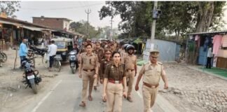 होली और रमजान की शांति के लिए कड़ा पहरा: गीडा पुलिस का फ्लैग मार्च और पैदल गश्त। गोरखपुर। होली और रमजान जैसे पवित्र त्योहारों को शांतिपूर्ण और सुरक्षित बनाने के लिए गोरखपुर पुलिस ने अपनी तैयारियों को और मजबूत किया है।