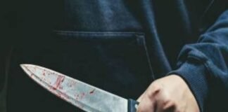 प्रेम में पागलपन: माता-पिता पर चाकूबाजीखोराबार थाना क्षेत्र के एक गांव में शुक्रवार को चौंकाने वाला मामला सामने आया। 15 साल की किशोरी ने प्रेमी से फोन पर बात करने से रोकने पर माता-पिता पर चाकू से हमला कर दिया।