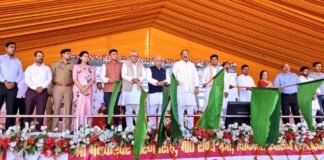 शिक्षा और स्वास्थ्य की नई पहल, 100 एम्बुलेंस रवाना, बच्चों के भविष्य को संवारने का संकल्प।