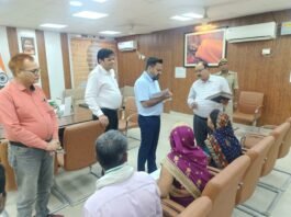 जनता दर्शन में डीएम ने सुनीं शिकायतें, त्वरित समाधान के निर्देश