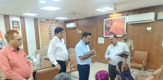 जनता दर्शन में डीएम ने सुनीं शिकायतें, त्वरित समाधान के निर्देश