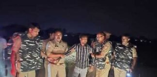 रात की सनसनीखेज मुठभेड़: संतकबीरनगर में पुलिस ने दो लुटेरों को दबोचा, एक को गोली, लूट का माल बरामद।