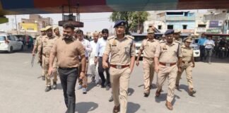 जिलाधिकारी व पुलिस अधीक्षक संतकबीरनगर द्वारा संयुक्त रूप से थाना कोतवाली खलीलाबाद क्षेत्र में पैदल गश्त, संबंधित को आवश्यक दिशा-निर्देश जारी