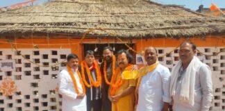 शतचंडी महायज्ञ में समाजसेवी डॉ. उदय प्रताप चतुर्वेदी का भव्य स्वागत, आस्था और सेवा का अनूठा संगम।