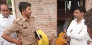 सिरफिरे युवक पर परेशान करने का आरोप, फंदे से लटकता शव देख स्वजन फूट-फूटकर रोए।