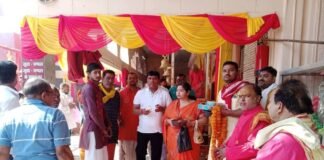 चैत नवरात्रि का शुभारंभ: डॉ. उदय प्रताप चतुर्वेदी ने परिवार संग माता के चरणों में टेका मत्था, गरीबों में बांटे दान-पुण्य।