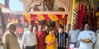 श्रद्धालु मां समय का बखान, भक्तों के लिए समर्पण: डॉ. उदय प्रताप चतुर्वेदी की श्रद्धा और दान की अनुपम मिसाल।